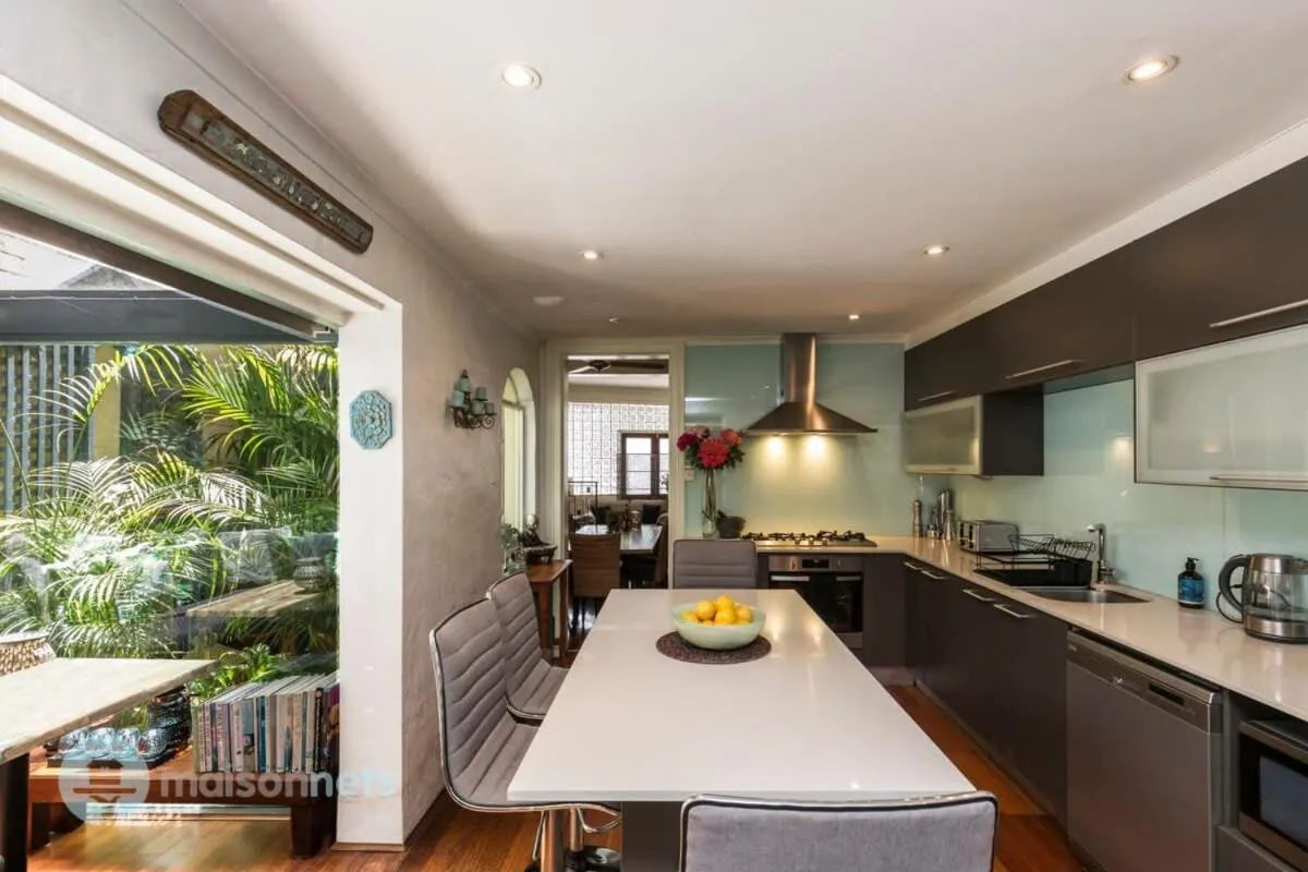 Image 3 of 3 Bedroom House With Large Courtyard & City Views