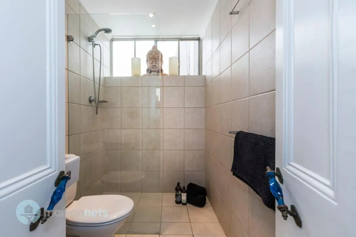 Image 2 of 3 Bedroom House With Large Courtyard & City Views