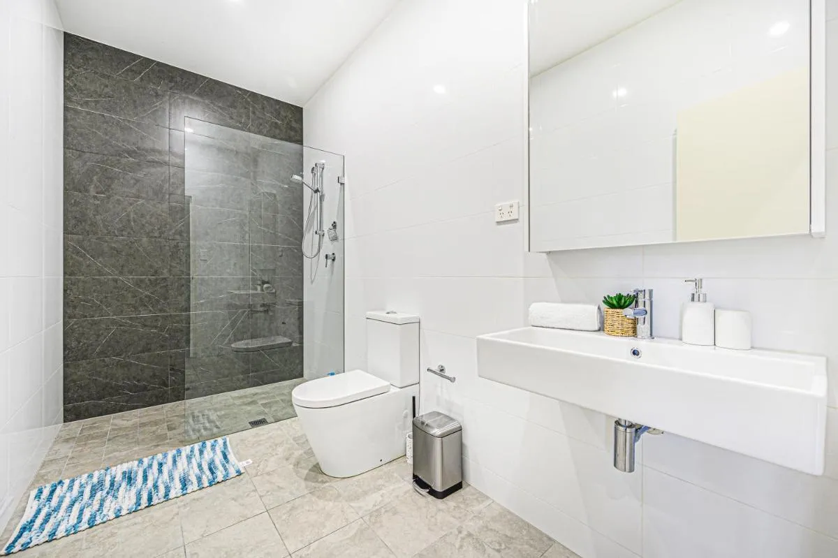 Image 2 of Burwood stunny apt with Parking Train&Shopping