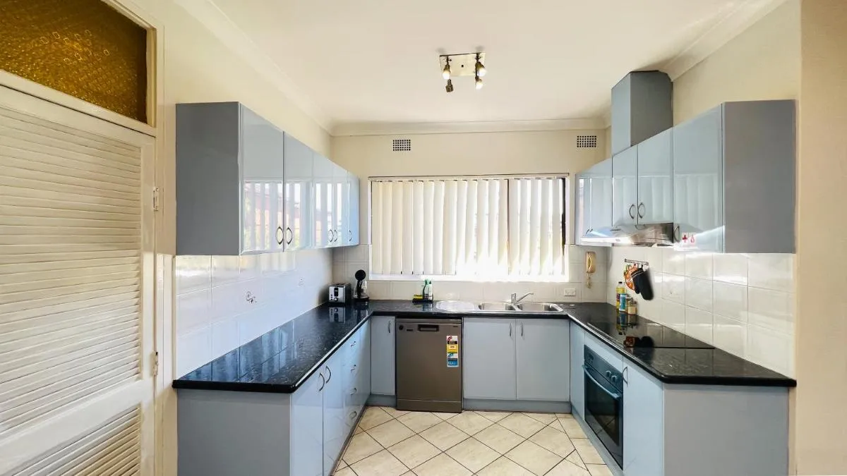 Image 3 of Carlton 3 beds unit – free parking