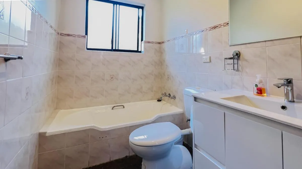 Image 2 of Carlton 3 beds unit – free parking