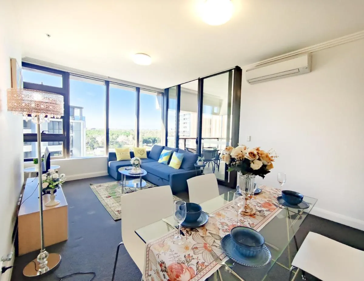Image 2 of Comfy & Bright 1 Bed Apt Olympic