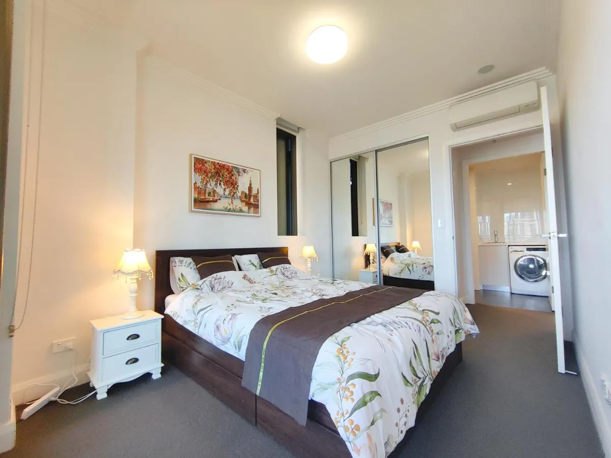 Image 1 of Comfy & Bright 1 Bed Apt Olympic