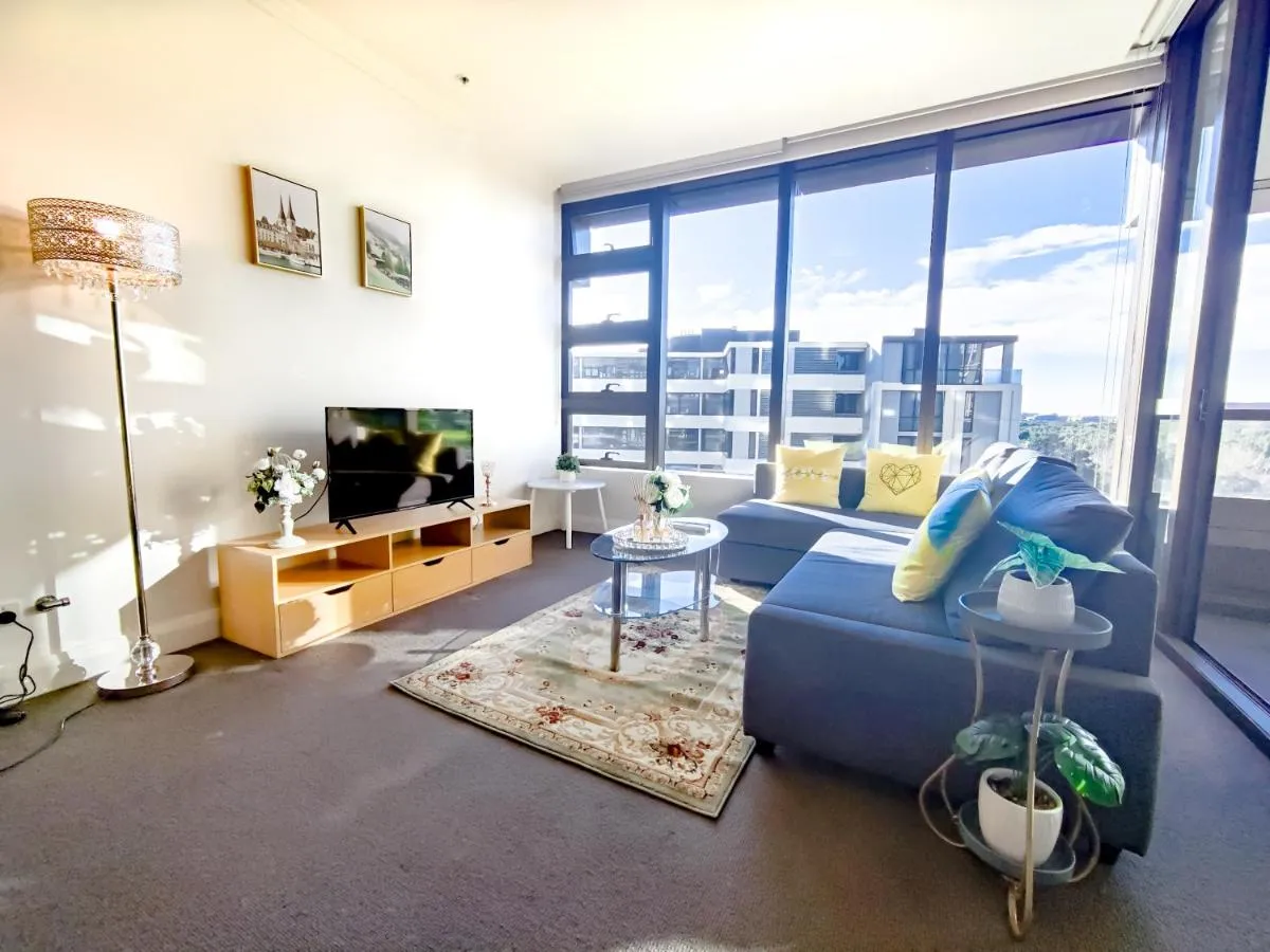 Image 4 of Comfy & Bright 1 Bed Apt Olympic
