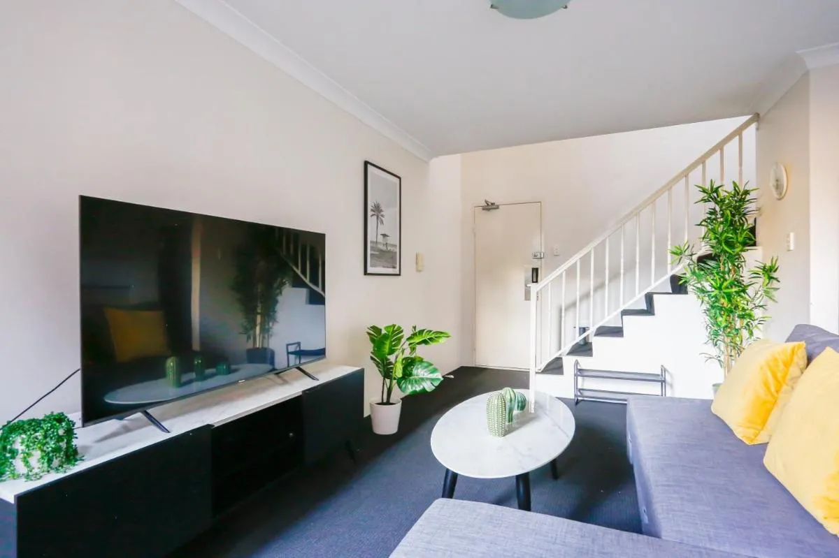 Image 4 of Cozy 2 Bedroom Apartment Chippendale II