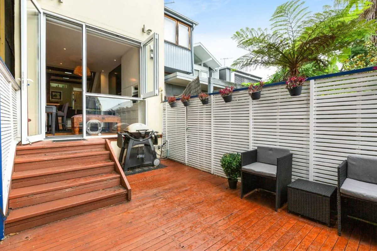 Image 5 of Elegant 1-Bed with Study by Balmain Wharf