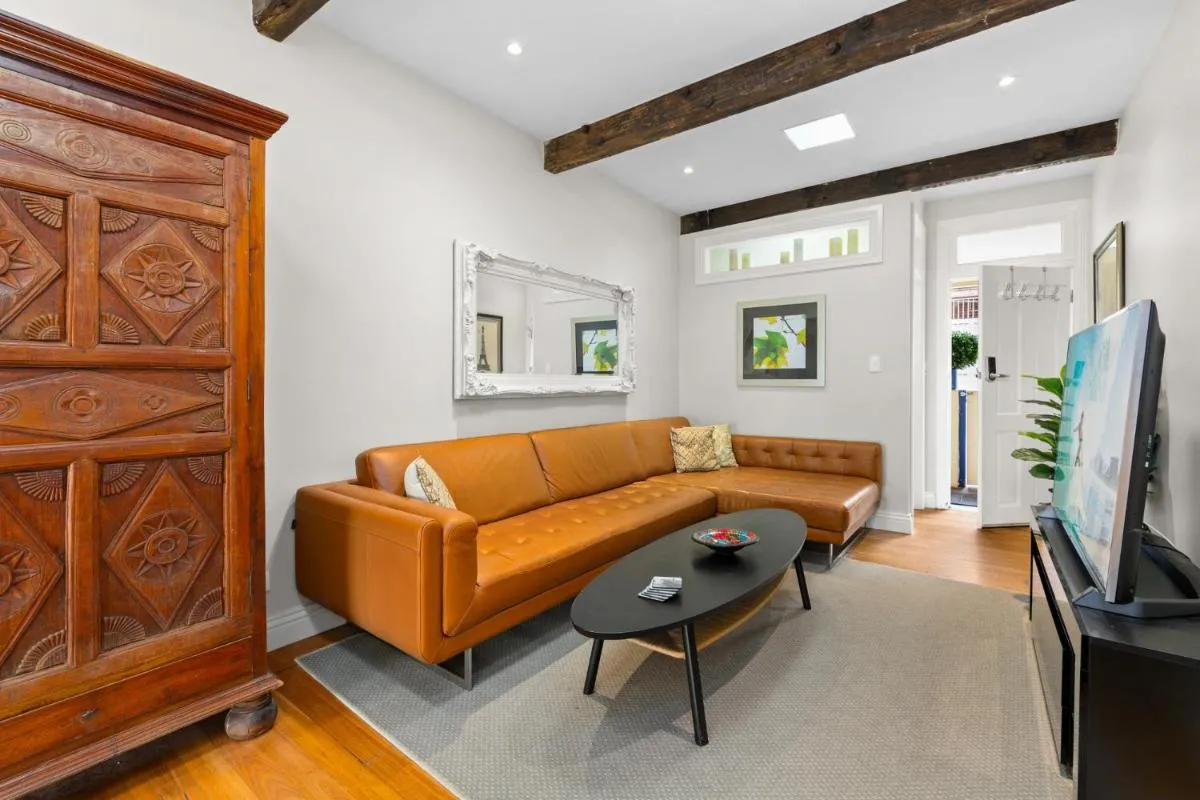 Image 4 of Elegant 1-Bed with Study by Balmain Wharf