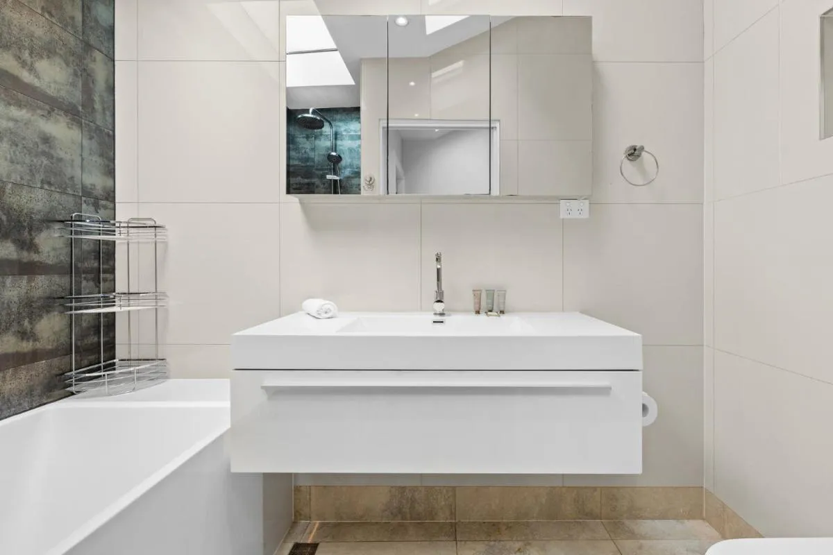 Image 2 of Elegant 1-Bed with Study by Balmain Wharf