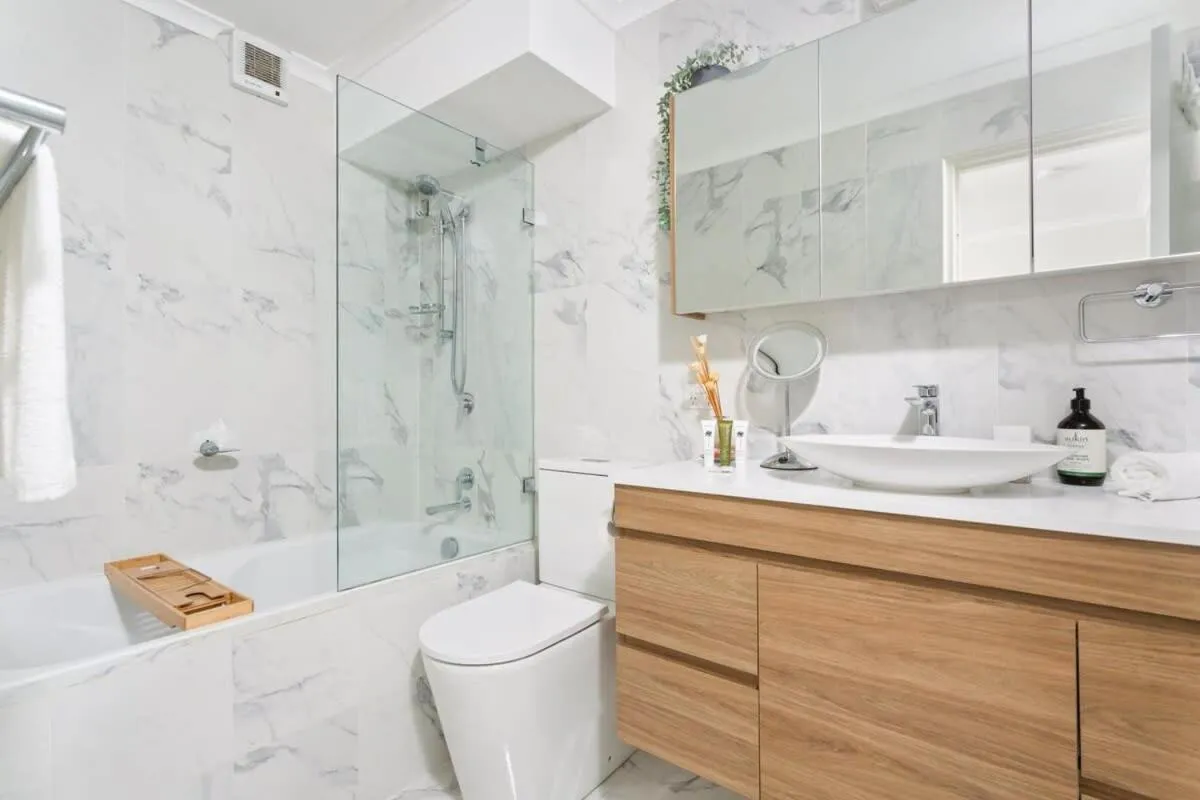 Image 2 of Elegant 2-Bed Unit with Expansive Harbour Views