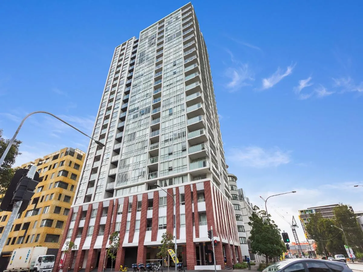 Image 4 of Gadigal Groove – Modern and Bright 3BR Executive Apartment in Zetland with Views