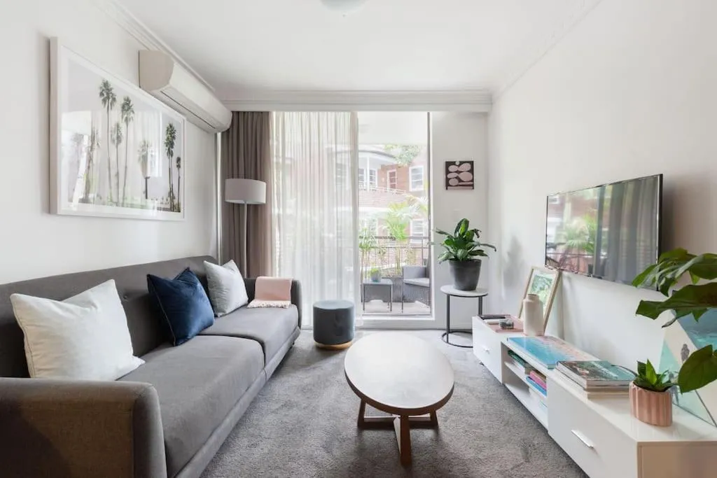 Image of Harbourside Style, 2 Bed, A/C, Pool -Elizabeth Bay