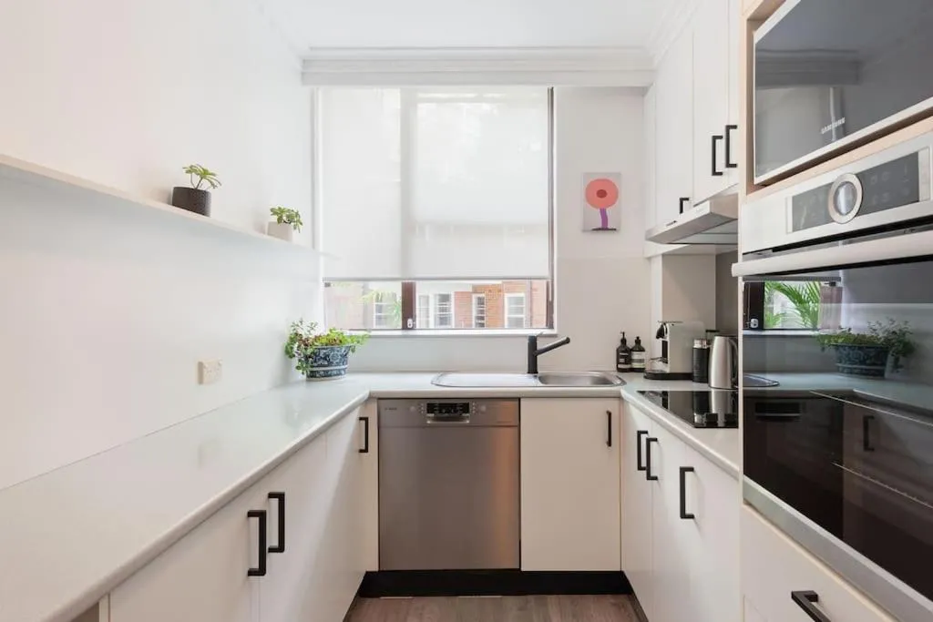 Image 4 of Harbourside Style, 2 Bed, A/C, Pool -Elizabeth Bay
