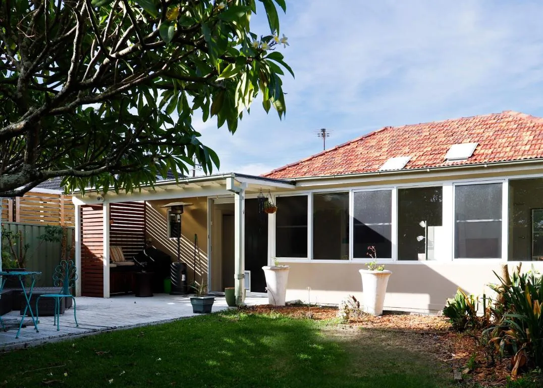 Image of Home Away From Home – 3 Bedroom House Sleeps 6 – Parking