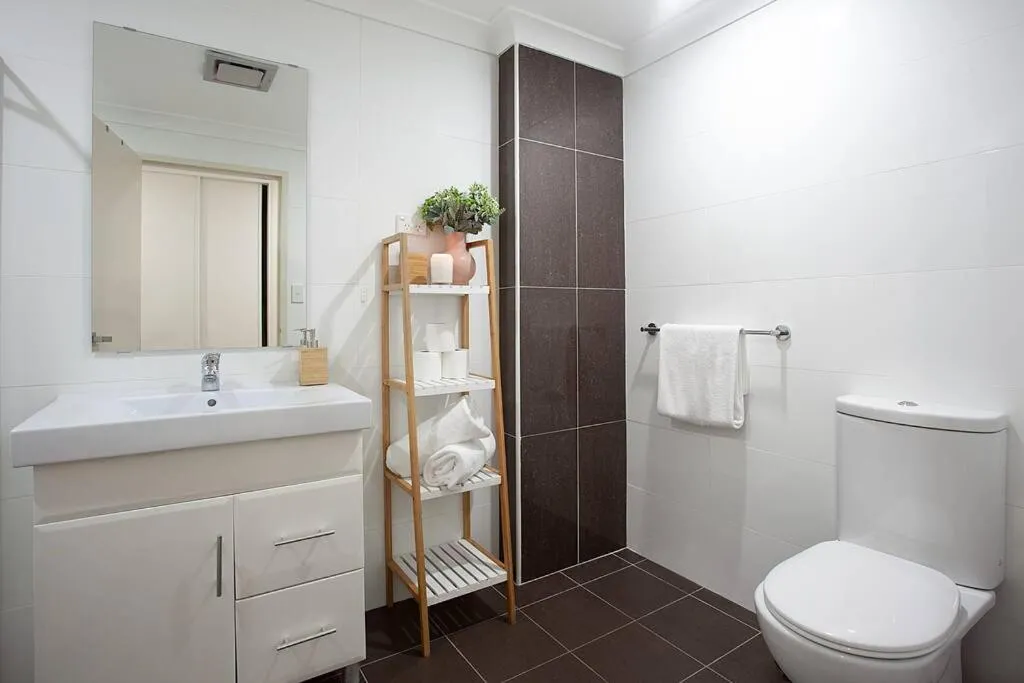 Image 2 of Huge 3 Bed Camperdown Garden Apt w Parking Aircon