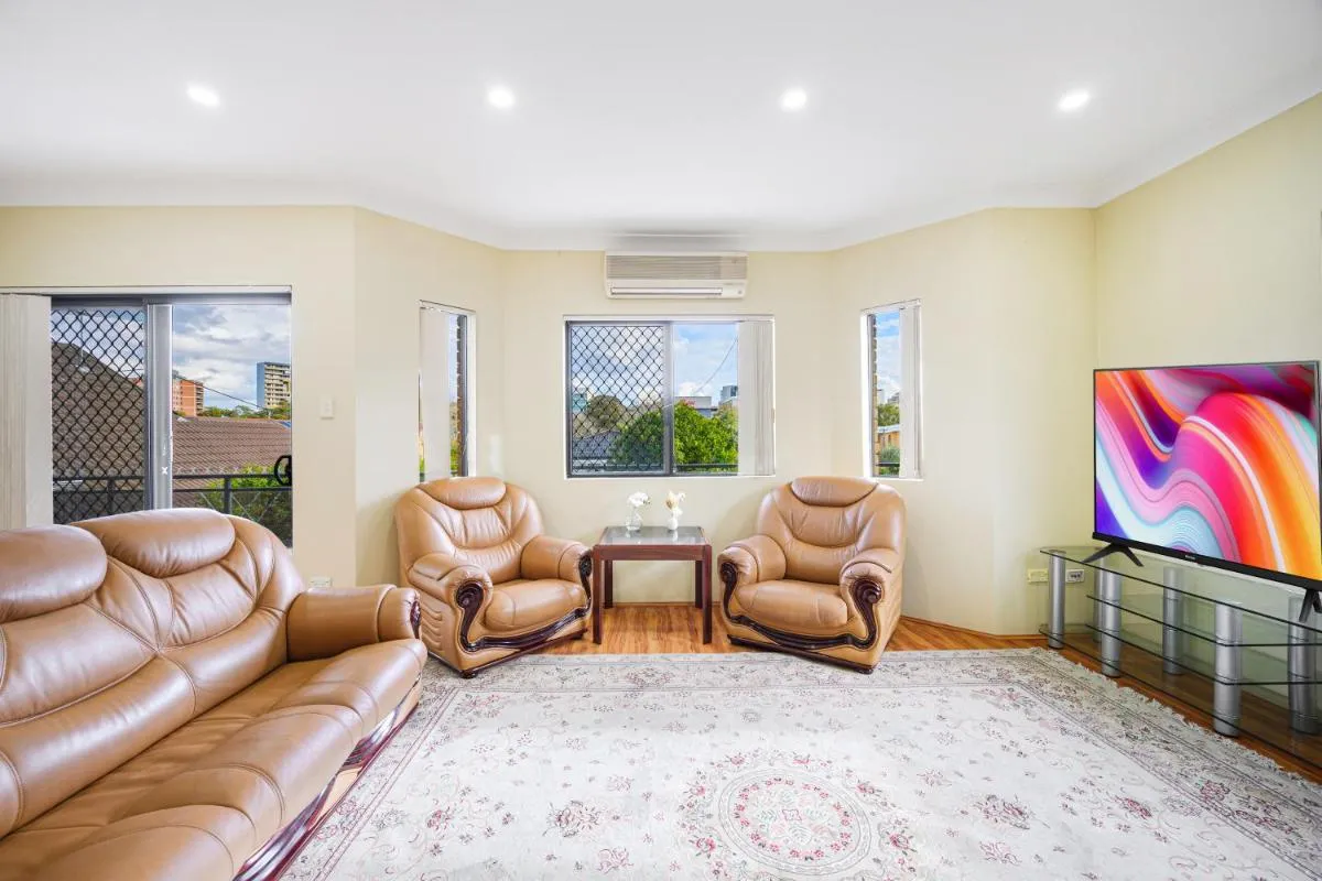 Image 4 of Hurstville Centre 2-level Large House