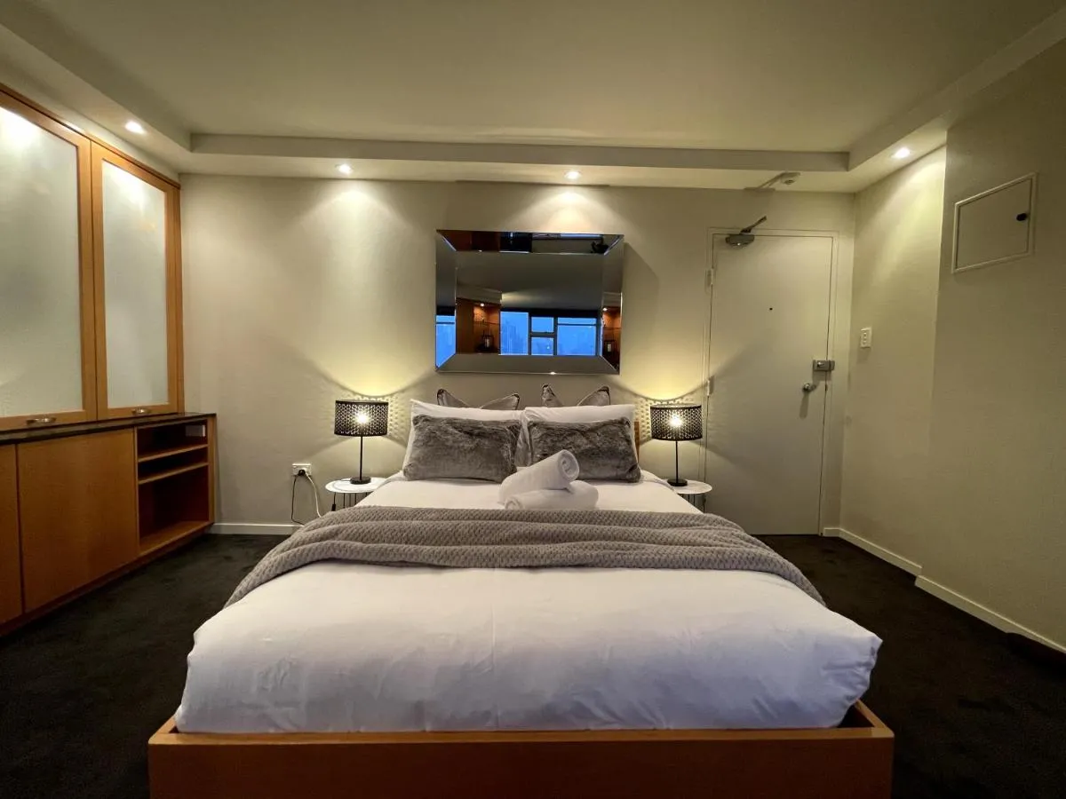 Image 1 of KOZYGURU McMahons Point Amazing Water View Studio + FREE Parking NMP002