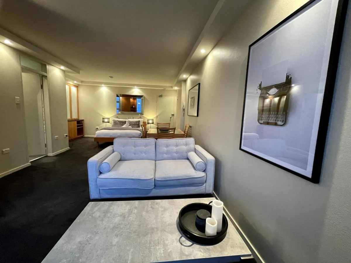 Image 5 of KOZYGURU McMahons Point Amazing Water View Studio + FREE Parking NMP002