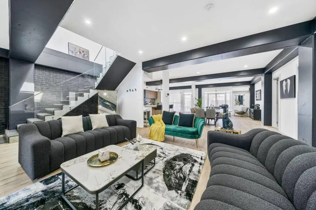 Image of King’s Deluxe in Newtown