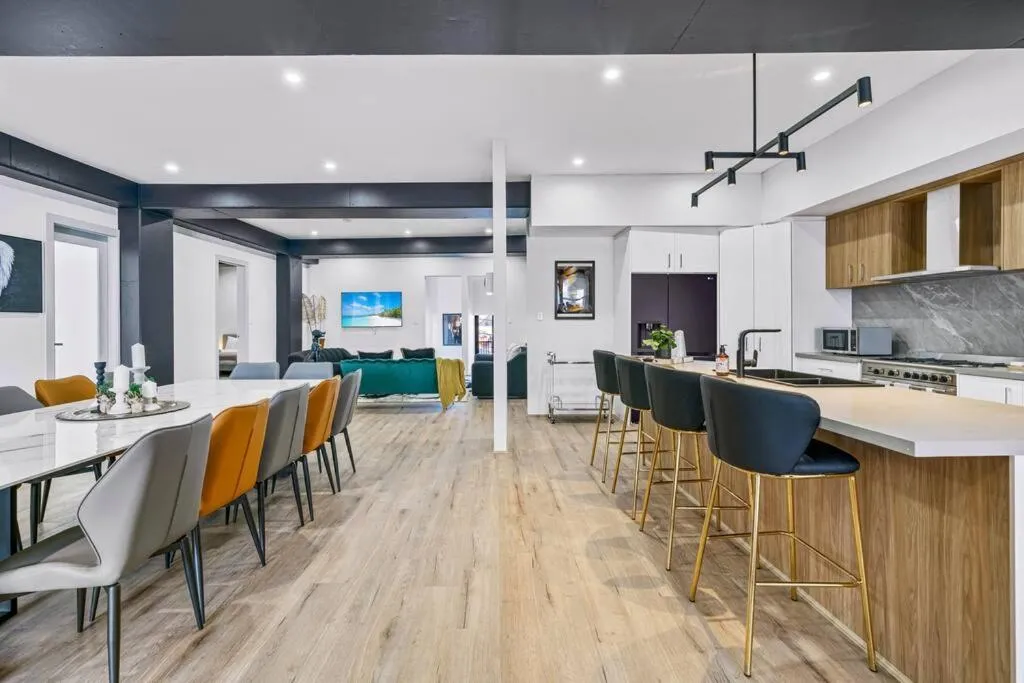 Image 3 of King’s Deluxe in Newtown
