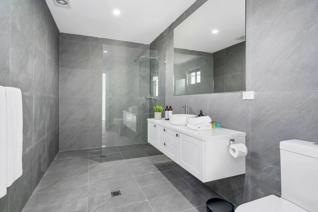 Image 2 of King’s Deluxe in Newtown