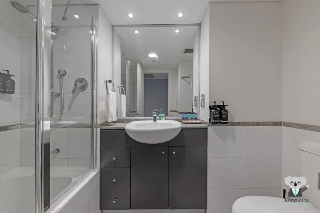 Image 2 of KozyGuru / Sydney CBD Studio / Walk to Chinatown / NHA653-913