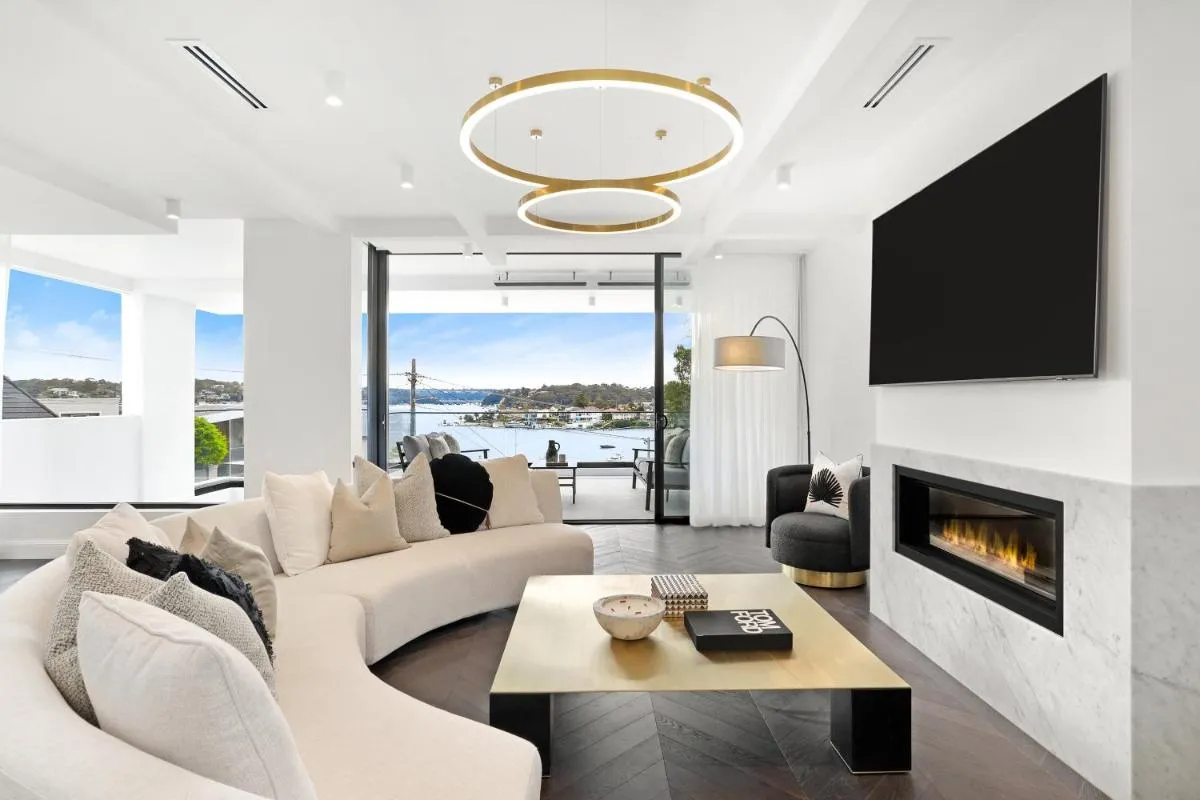Image 4 of Luxury Waterside Home