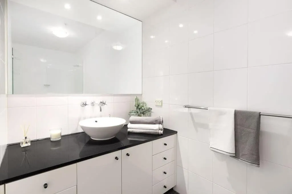 Image 2 of NEW! A Comfy & Stylish Apt Next to Darling Harbour