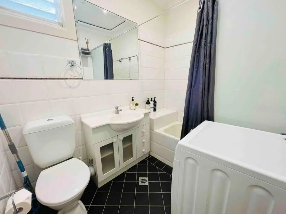Image 2 of Opera & Harbour bridge view penthouse (3 rooms)