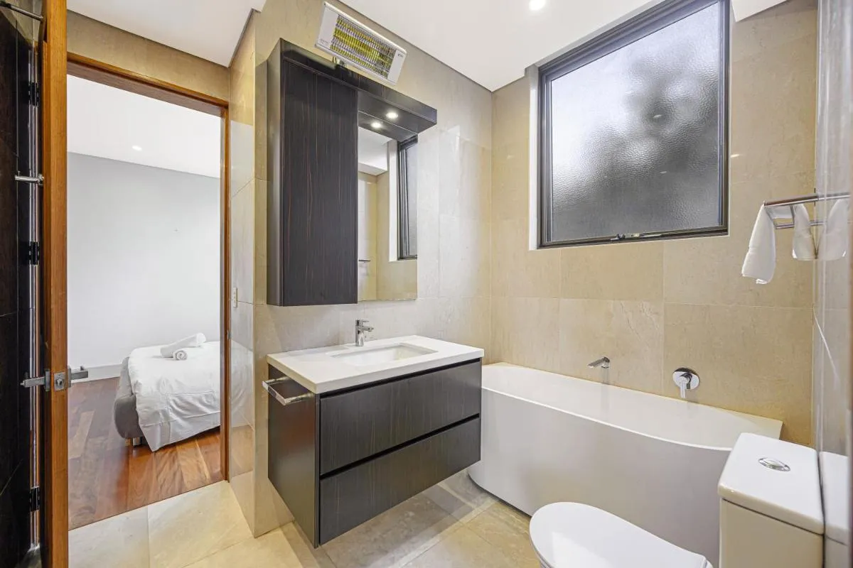 Image 2 of Putney Brand New Luxury House Pool & Waterview