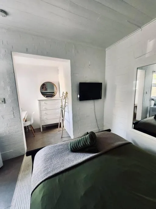 Image 6 of Rear Garden Suite