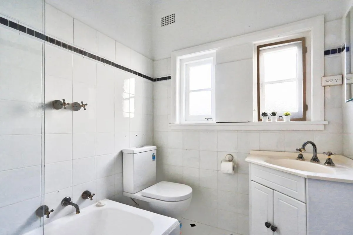 Image 2 of Spacious 3 Bedroom on the edge of Downtown Herford St 2 E-Bikes Included