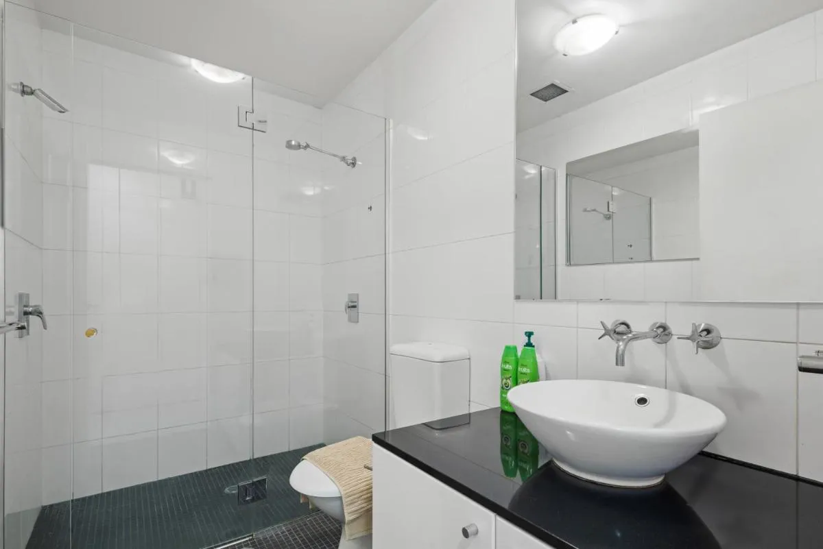 Image 2 of Spacious & Comfy Apt for 6 Next to Darling Harbour