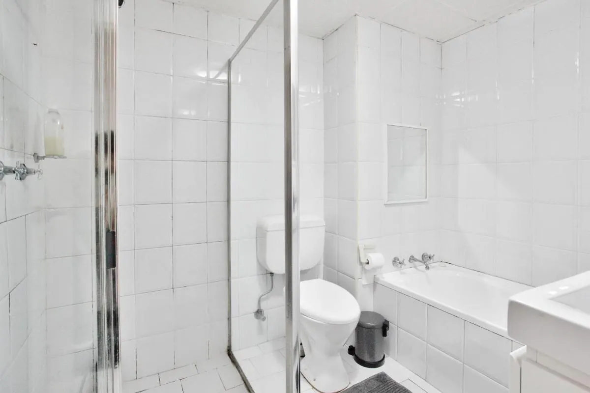 Image 2 of Stylish 2 Bedroom Apartment Chippendale