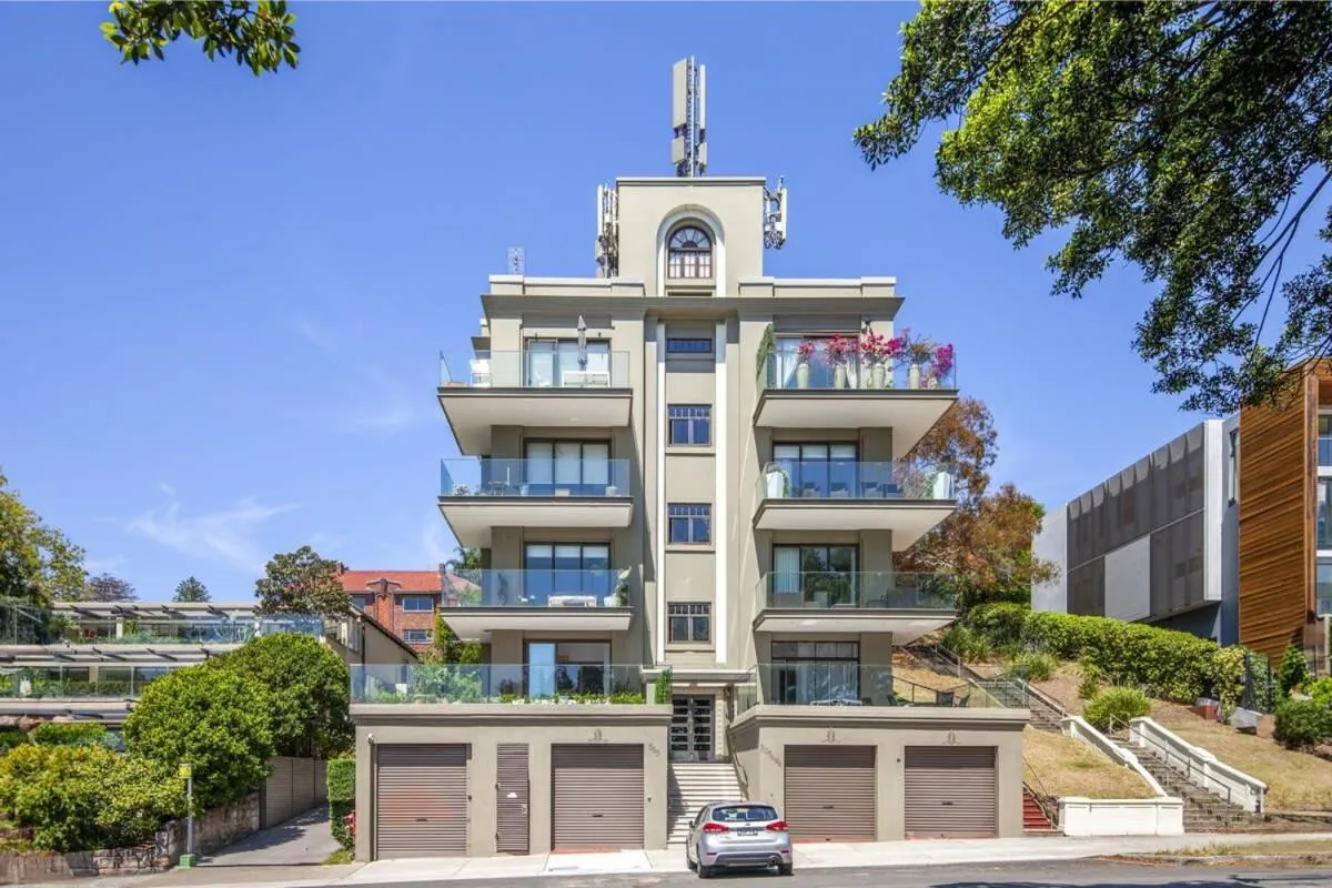 Image 6 of Superb 2-Bed Apartment Facing Rose Bay Marina