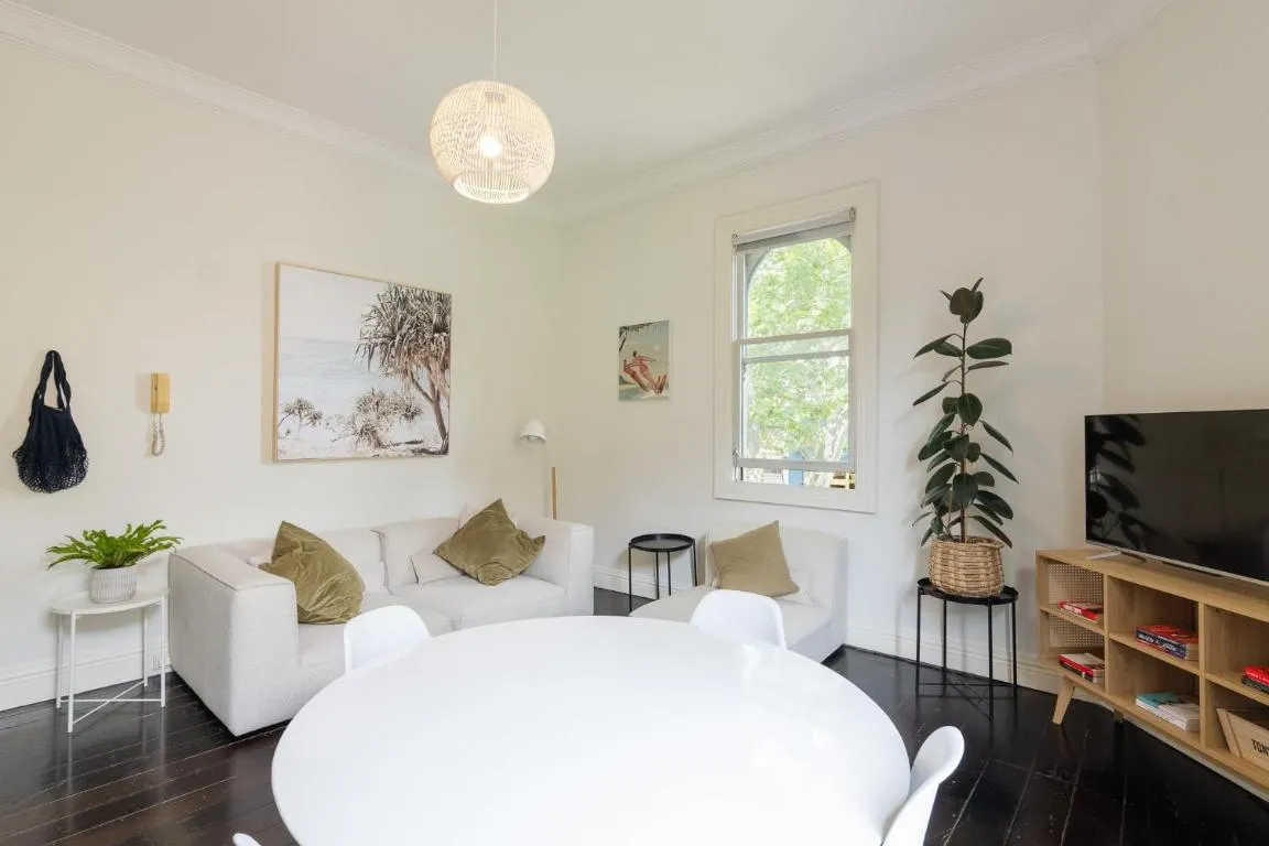 Image of Surry Hills Chic right on Crown St