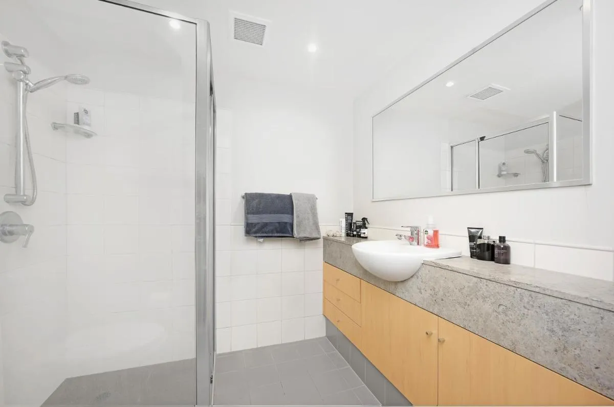 Image 2 of The Alexander Apartments – Harbour Views, Parking, Pool, 24hr Concierge