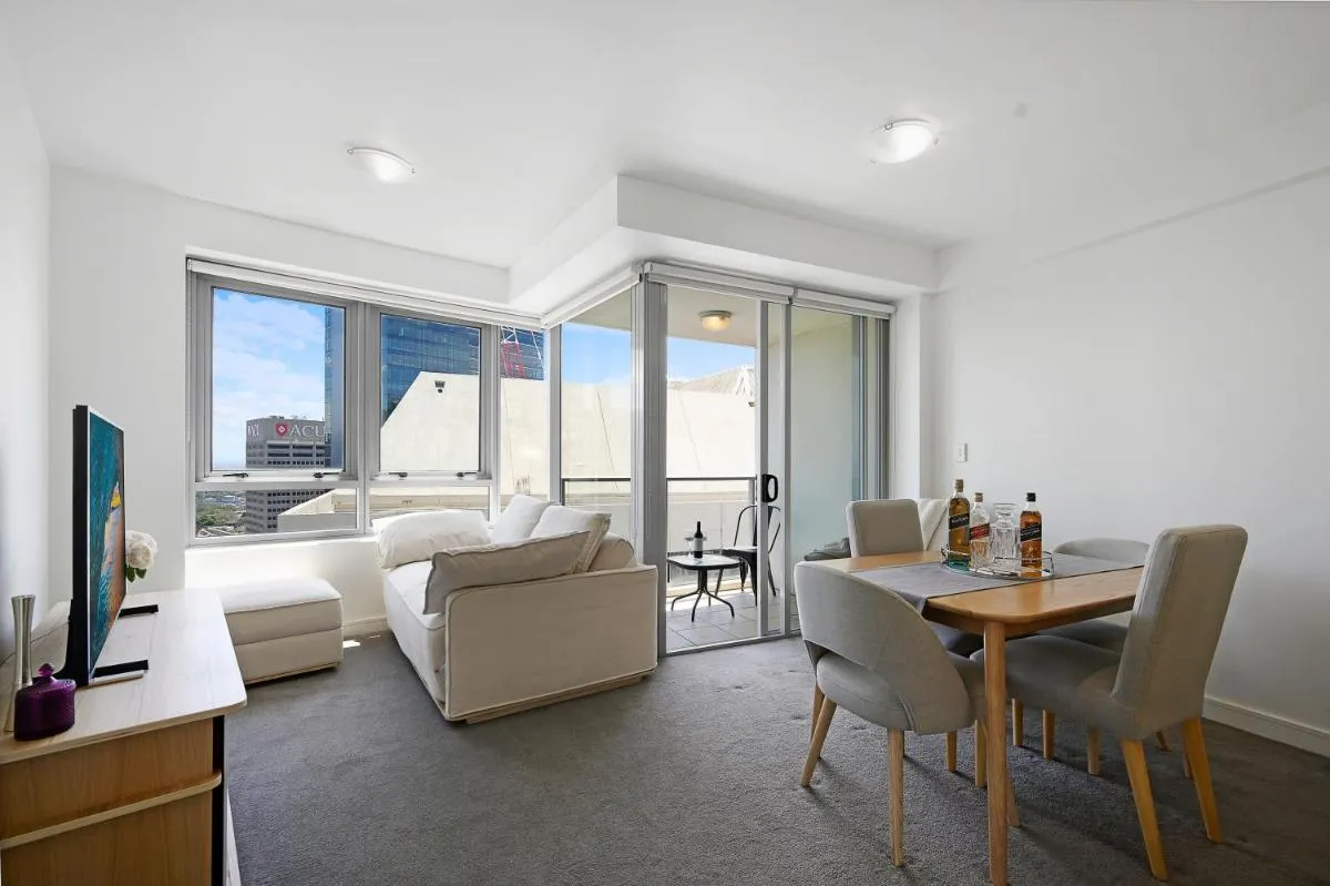 Image 4 of The Alexander Apartments – Harbour Views, Parking, Pool, 24hr Concierge
