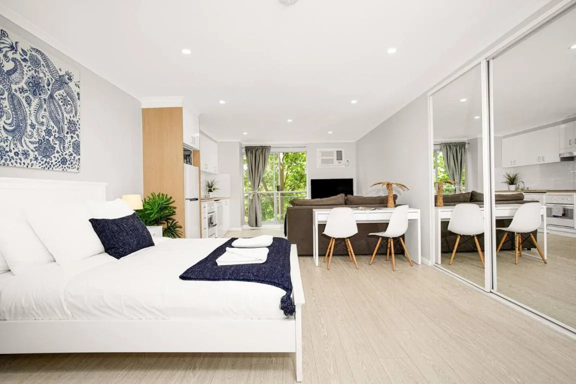 Image of ‘The Crows Nest’ Spacious Studio with Balcony