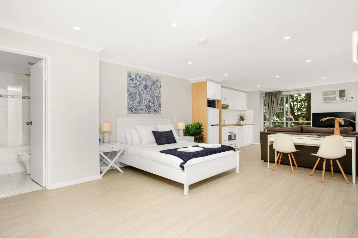 Image 3 of ‘The Crows Nest’ Spacious Studio with Balcony