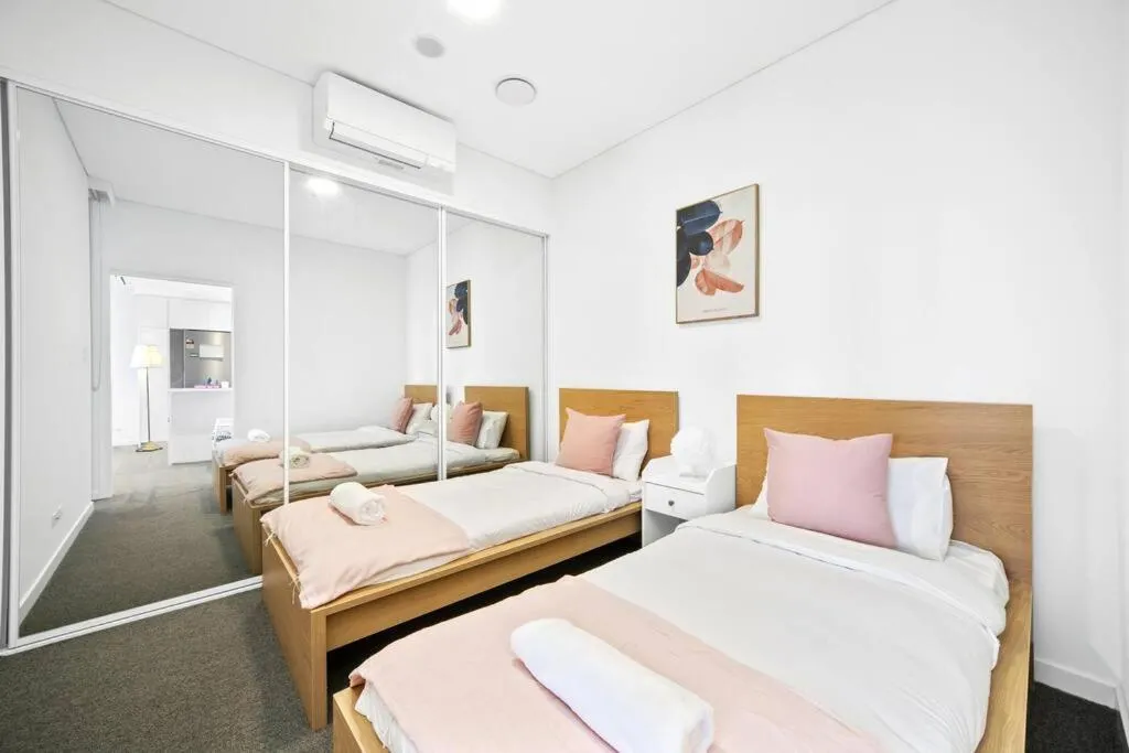 Image 1 of Waterfront Modern 2B2B APT@Marina square