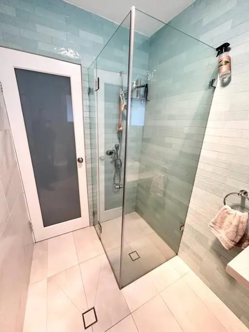 Image 1 of entire flat, quiet, close to:beaches, airport, CBD