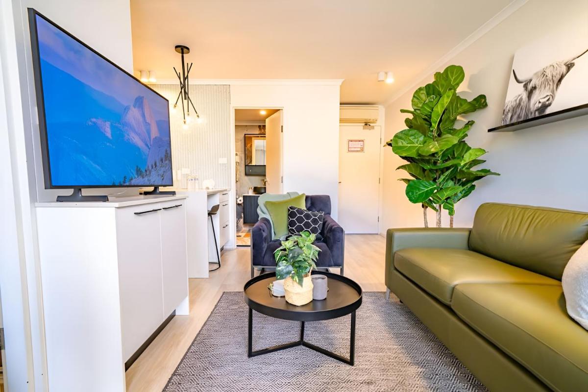 Image 3 of Bright 1BR with On-Site Gym I Sauna I Pool and Parking