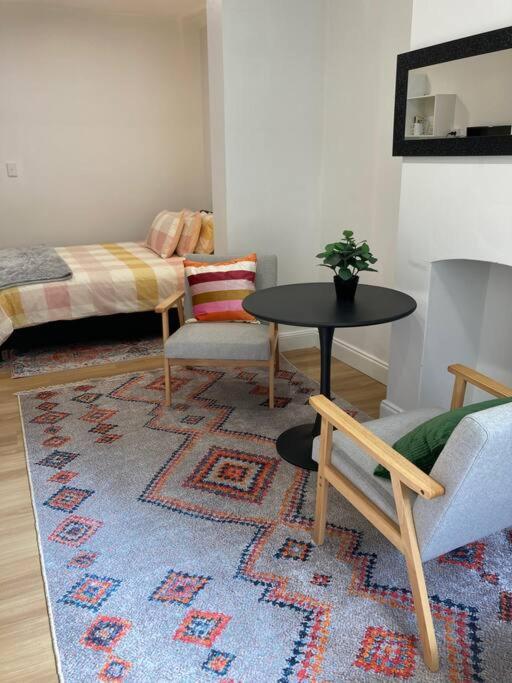 Image 3 of Bright Spacious Studio
