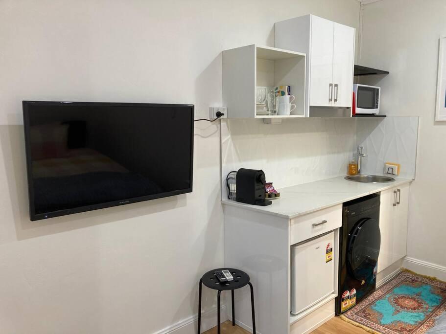 Image 1 of Bright Spacious Studio