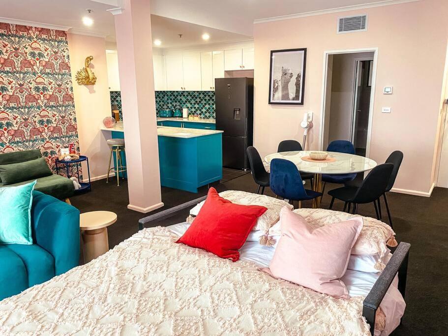 Image 4 of Darling Harbour stunning city location with pool, gym, wifi, Netflix