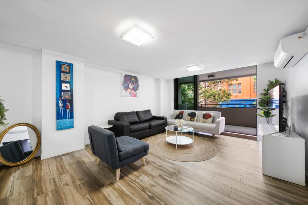 Image 2 of Delicated 3BR Apt with Parking & Darling Harbour-10mins walk