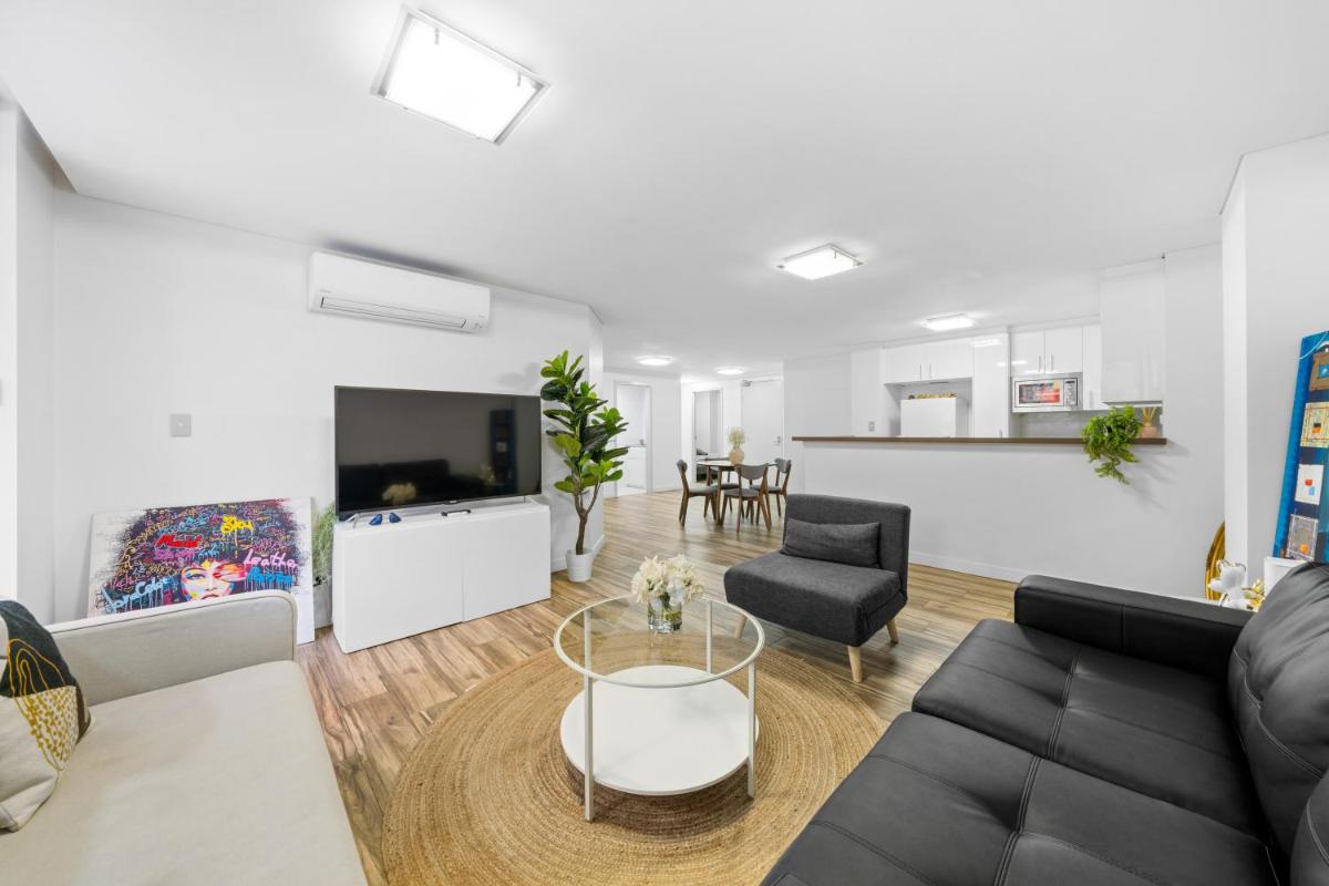 Image 1 of Delicated 3BR Apt with Parking & Darling Harbour-10mins walk