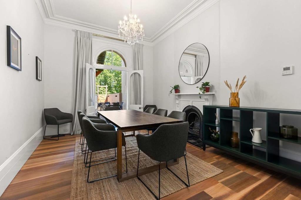Image 2 of Elegant 6-Bed Home with Harbour Views