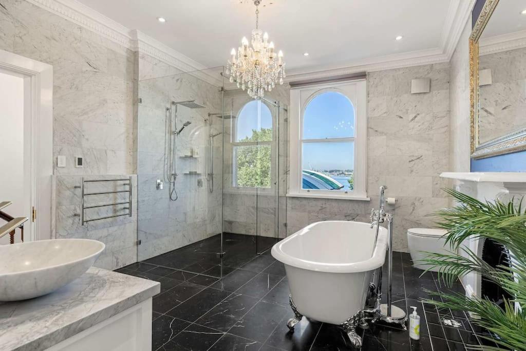 Image 3 of Elegant 6-Bed Home with Harbour Views
