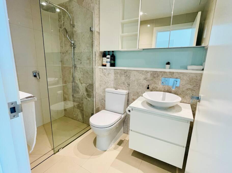 Image 2 of Fascinating waterview 2 bedrooms condo (Parking)